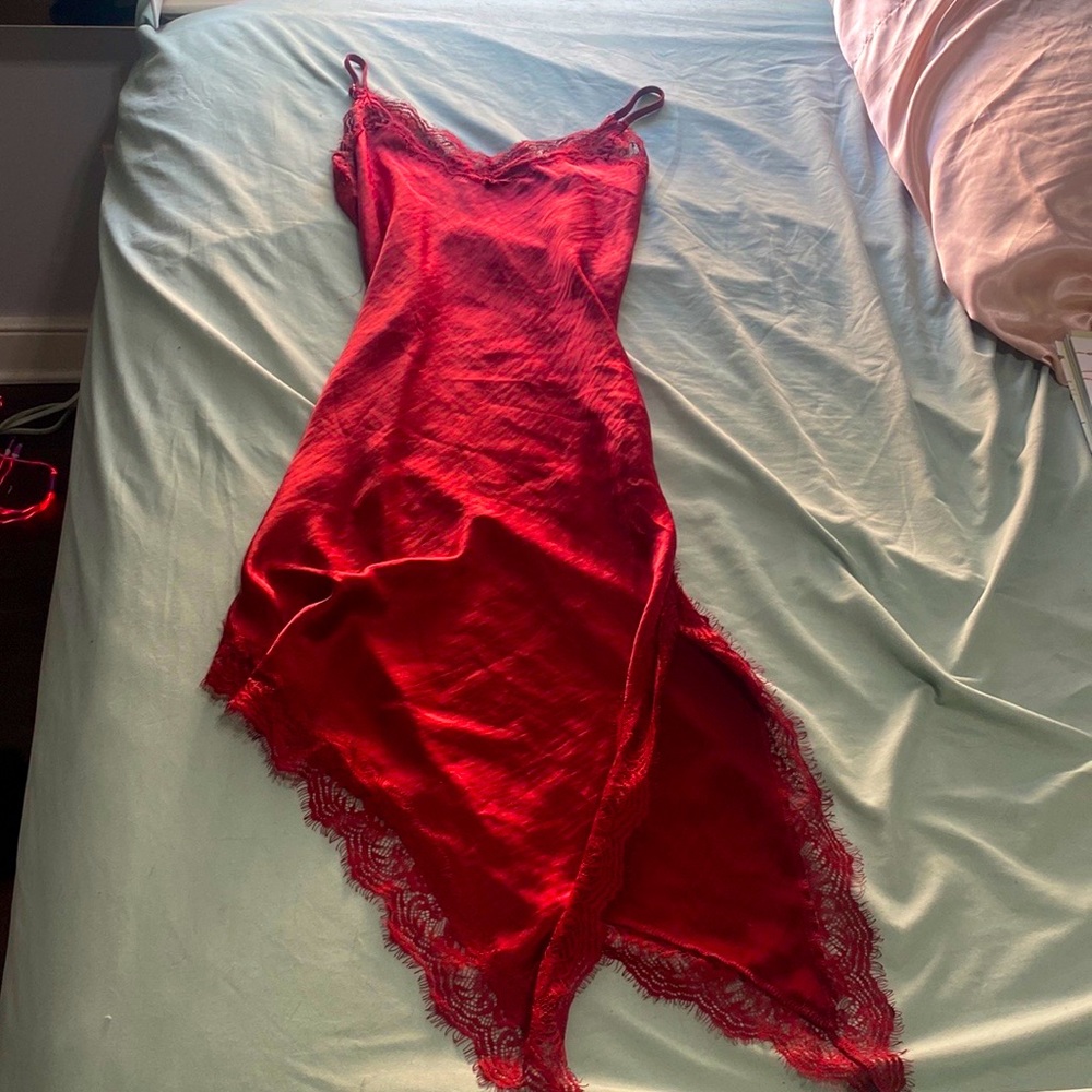 I have a beautiful mid dress with a side cut. Has zipper in the back.